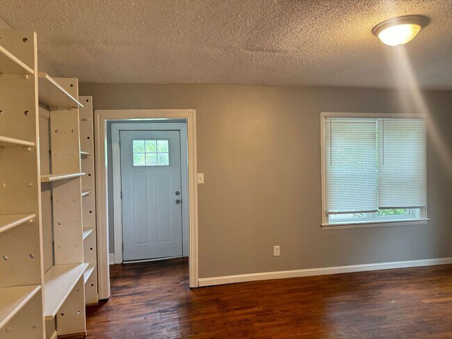 Foto del edificio - 1.33 Acre lot! Great Location! Off Trenton...