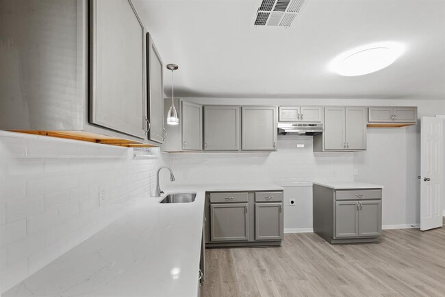 Building Photo - 3171 Roe Dr