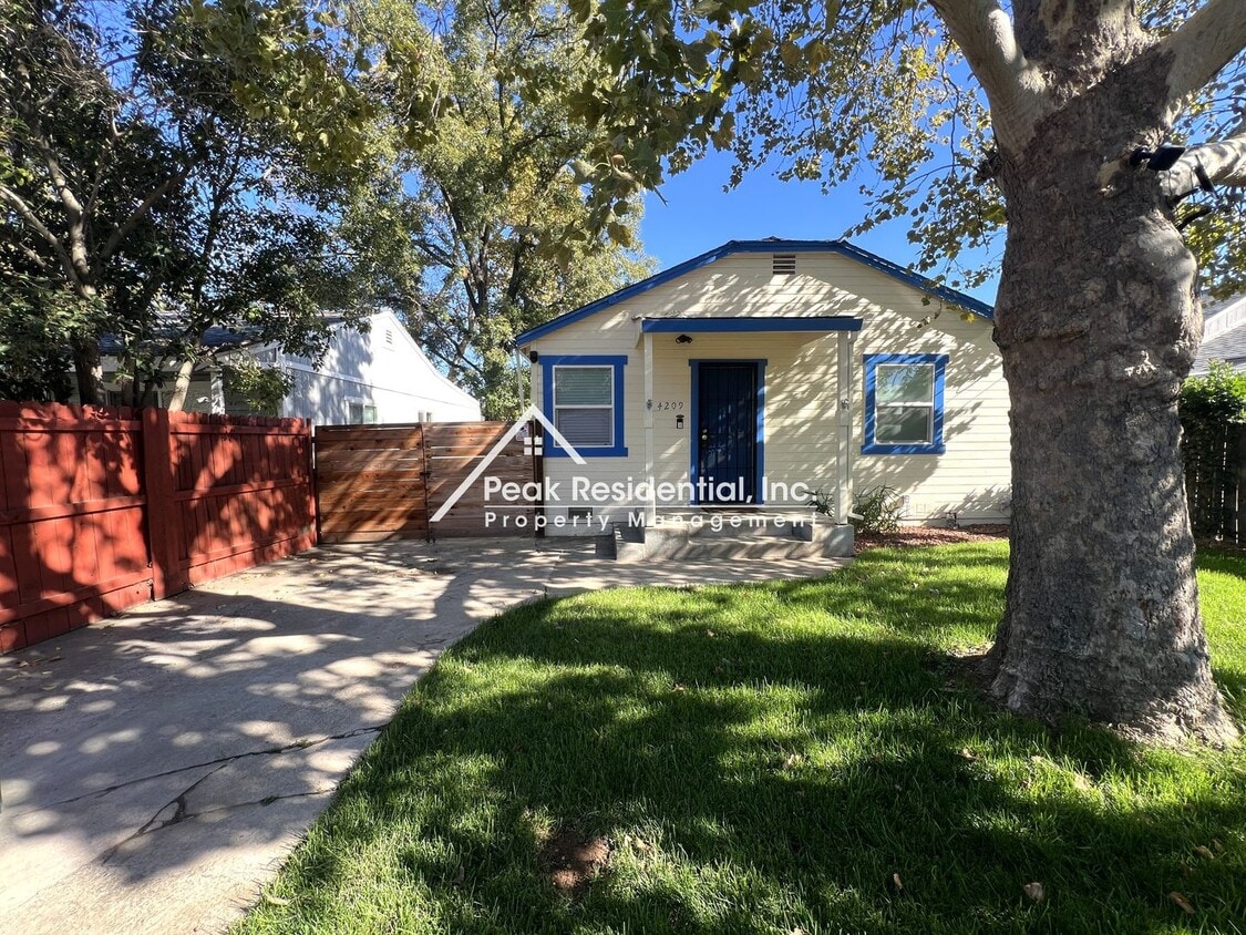 Primary Photo - Nicely Updated 2bd/1ba House With Large Yard!