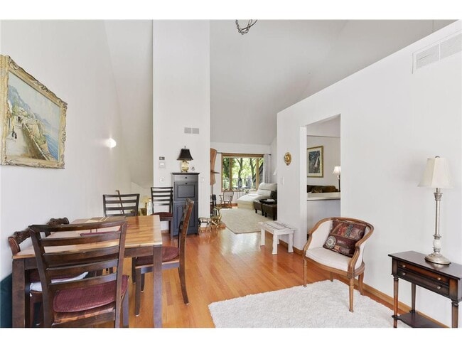 Building Photo - 2858 Kenwood Isles Dr