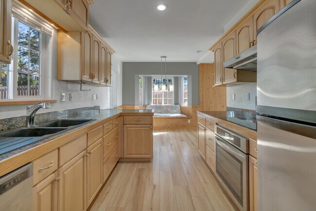 Building Photo - Updated Renton Retreat with Bonus Room, Fe...