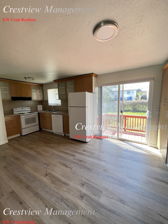 Building Photo - Spacious Home in Magna – Convenient Location! 1st month's rent free!