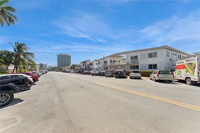 Foto del edificio - 7440 Byron Ave