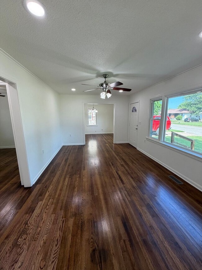 Foto del edificio - Bright, Updated 3 Bedroom Home with Modern Finishes