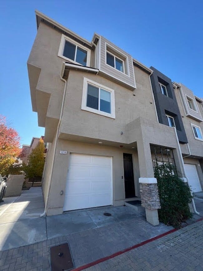 Foto del edificio - Freshly Painted Larger End Unit Condo for Rent!