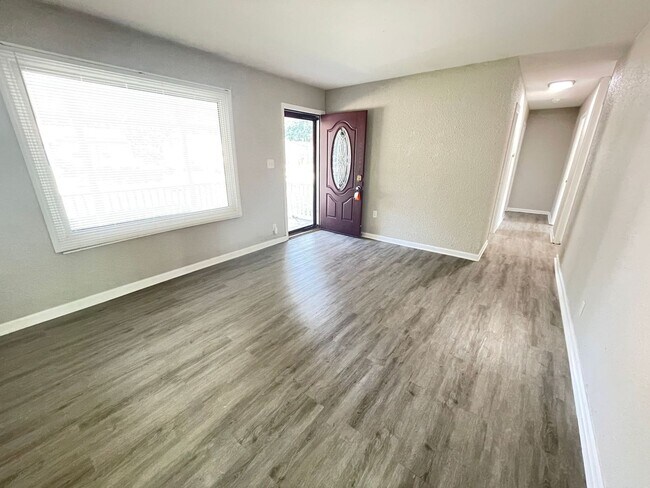 Building Photo - Beautiful Newly Updated 3 Bedroom 1 Bathro...