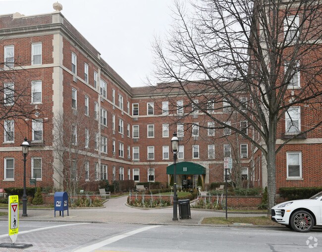 Hampshire House Condos Apartments in Garden City, NY