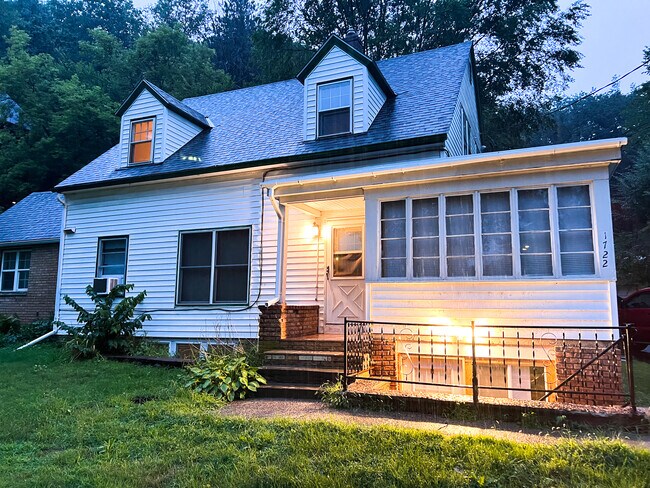 Foto del edificio - 1722 Broadway St N