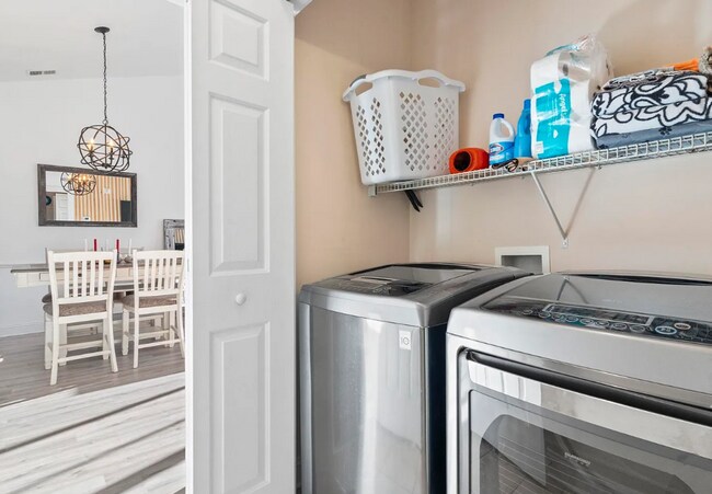 Foto del edificio - Stunning Top-Floor 2-Bedroom Retreat with ...