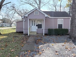Building Photo - 608 E 4th St