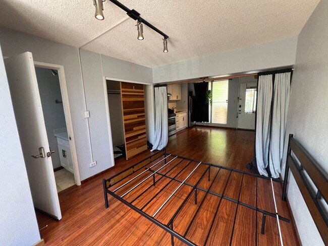 Foto del edificio - 392 sqft Studio with 1-bathroom, 1-parking in Palolo Gardens