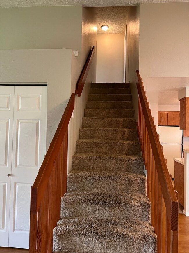 Building Photo - 2 bedroom 1.5 bath duplex