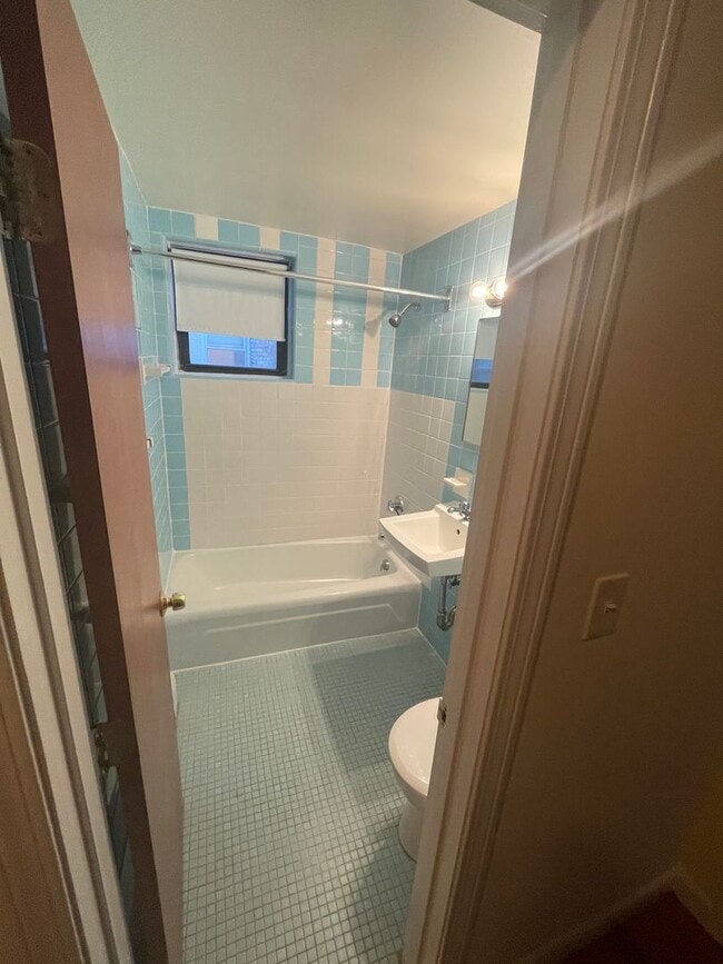 Building Photo - Nice, large 1 bed available now with heat included with the rent!