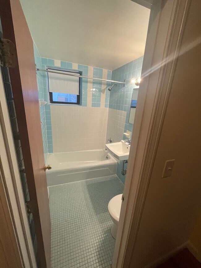 Foto del edificio - Nice, large 1 bed available now with heat included with the rent!