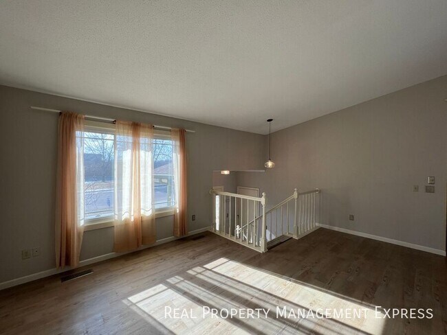 Building Photo - Charming 4 bed 2 Bath Home!