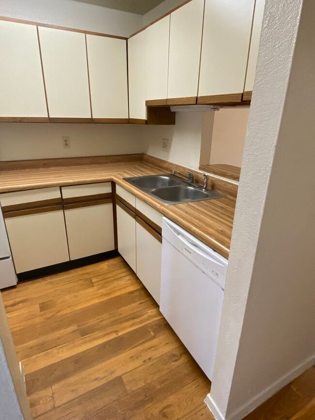 Building Photo - 2 bedroom condo by UNT