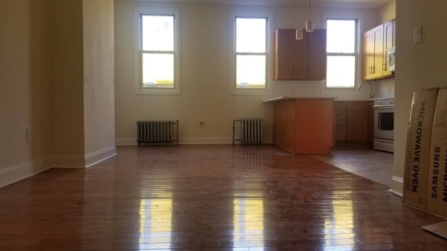 Building Photo - 21 Ditmars St