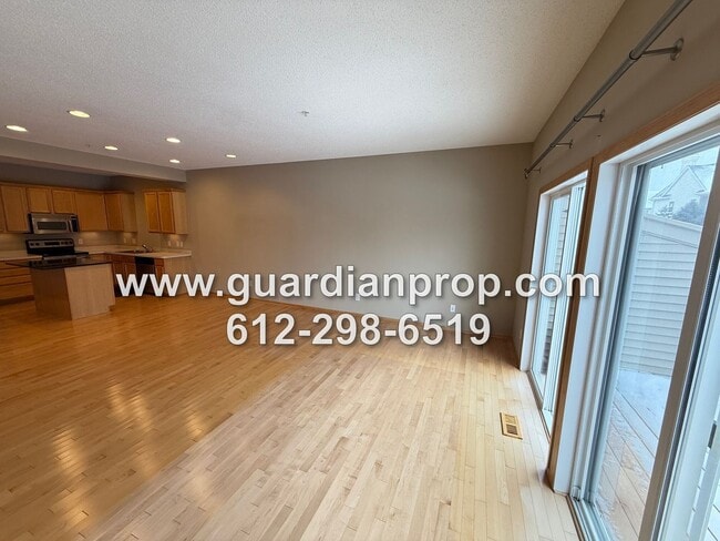 Foto del edificio - Townhouse in The Lakes of Blaine Available Now, Large Open Floor Plan, Lower Office, Large Balcony