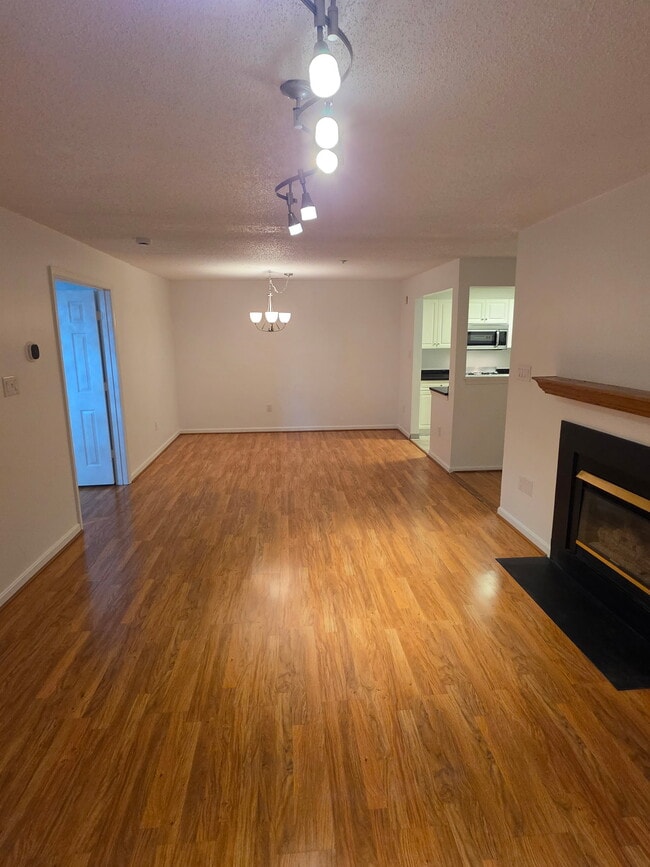 Building Photo - 10016 Vanderbilt Cir