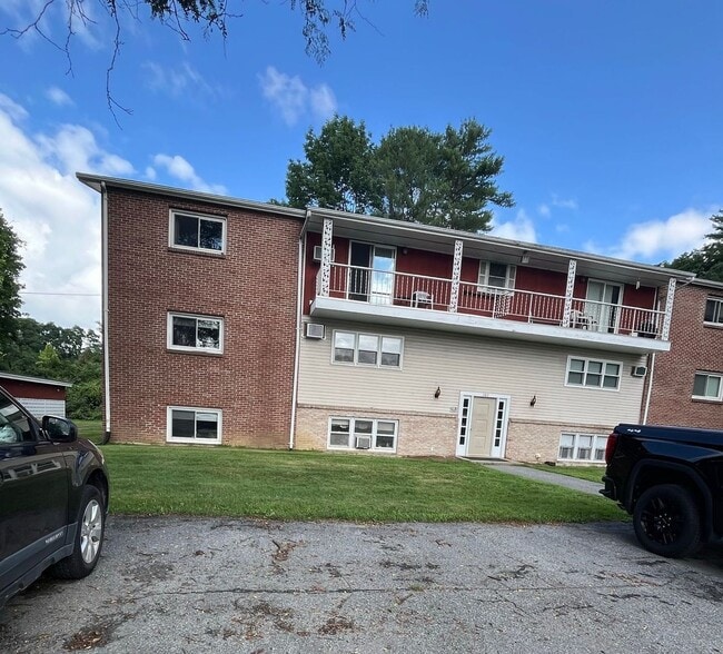 Building Photo - 382 River St