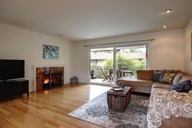 Foto del edificio - 2 Bed / 2 Bath Condo Uptown Santa Barbara - Hardwood floors + Private laundry!