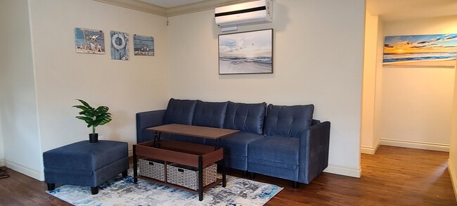 La mesa de café se convierte en mesa de comedor frente a un televisor de 50&quot; - 120 Cadmus St