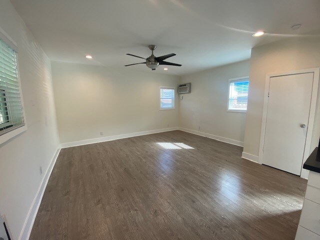 Building Photo - 678 Brooks Ave