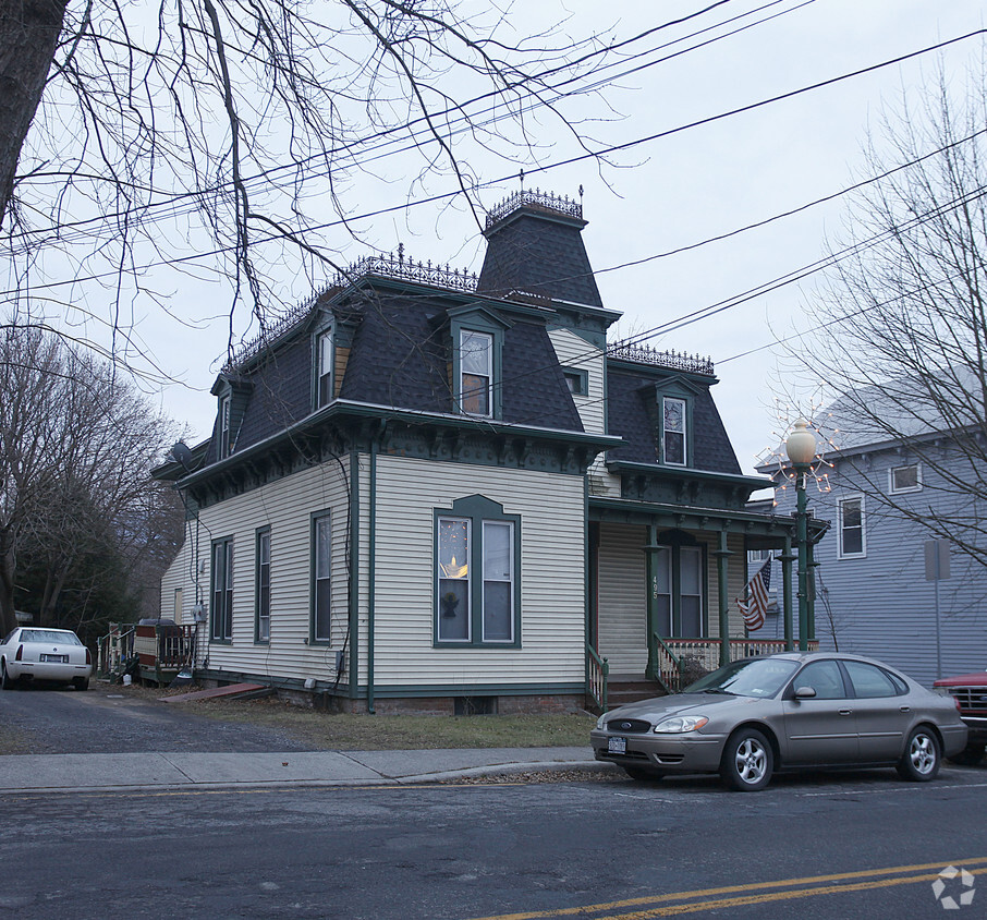 Primary Photo - 495 Main St
