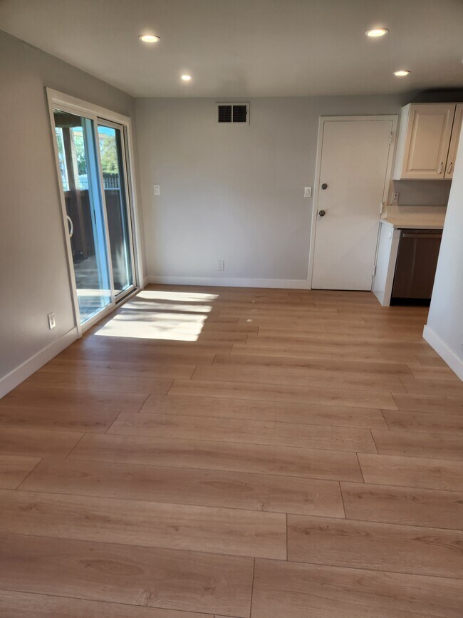 Foto del edificio - 14501 Tupper St