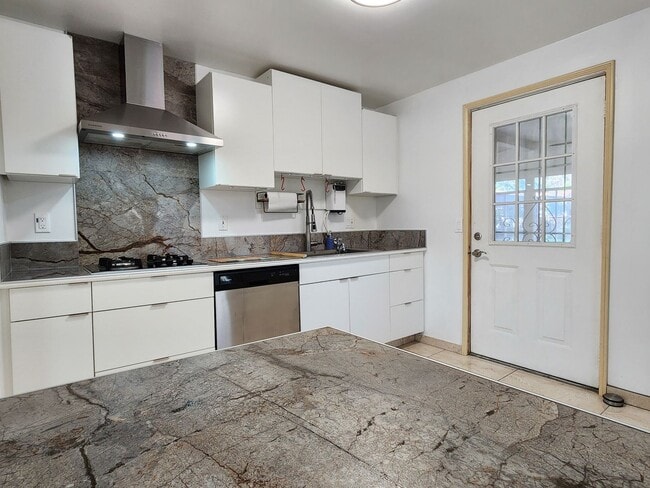 Building Photo - Must See, Cozy Corona 2Bd, 2Ba, Remodeled ...