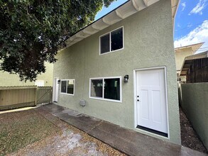 Building Photo - 217 E Santa Paula St