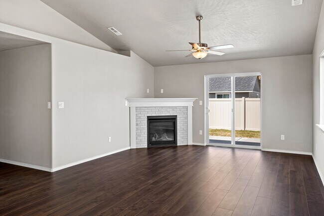 Building Photo - Non-refundable and security deposit total:...