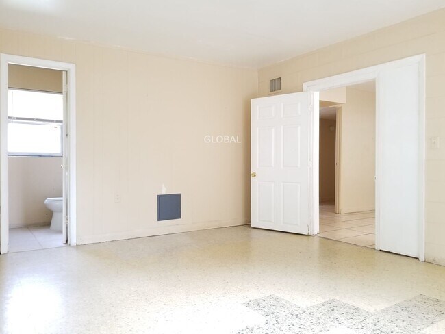 Building Photo - Charming 3-Bedroom Home with Spacious Back...