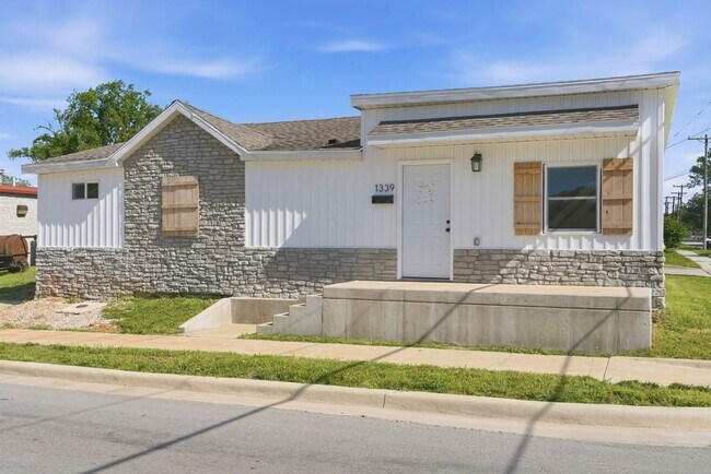 Building Photo - 3 bed 2 bath rental home