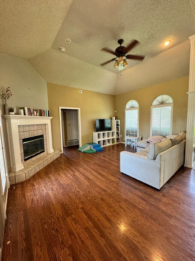 Building Photo - Available Soon 3 Bedroom 2 bath