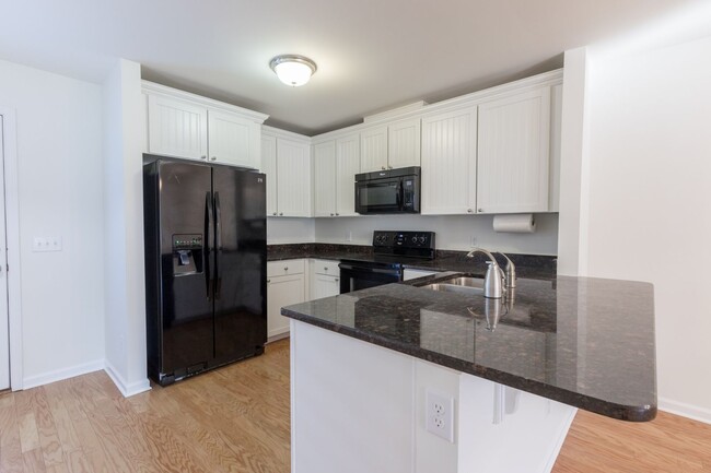 Foto del edificio - 2 Bed, 2.5 Bath Townhome w/ Garage and Fen...