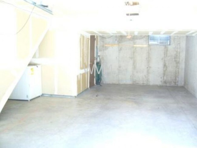 Building Photo - Chesapeak Townhouse, 2 story