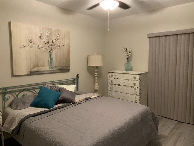 King size adjustable bed - 2950 N Kiowa Blvd