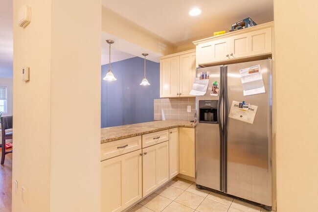 Foto del edificio - Spacious Luxury Multi Level, 2 Bedroom Condo