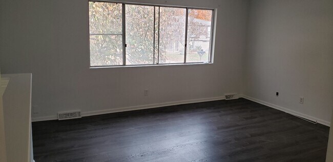 Building Photo - Home Sweet Home!
