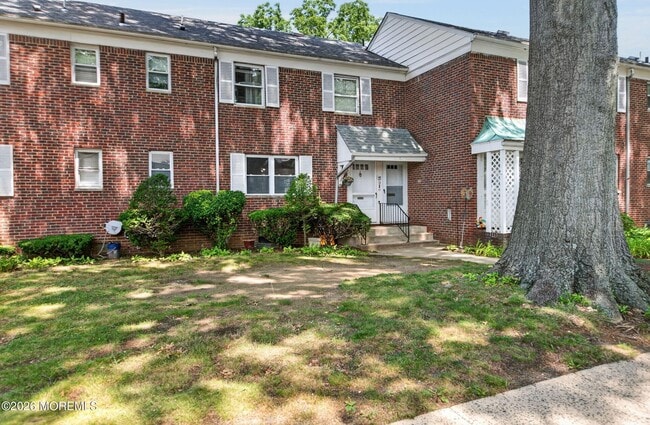Building Photo - 11 Manor Dr