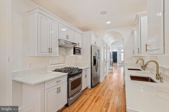 Building Photo - 427 S Eden St