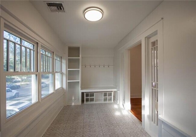 Foto del edificio - RENOVATED HOME IN THE HEART OF UPTOWN NEAR...