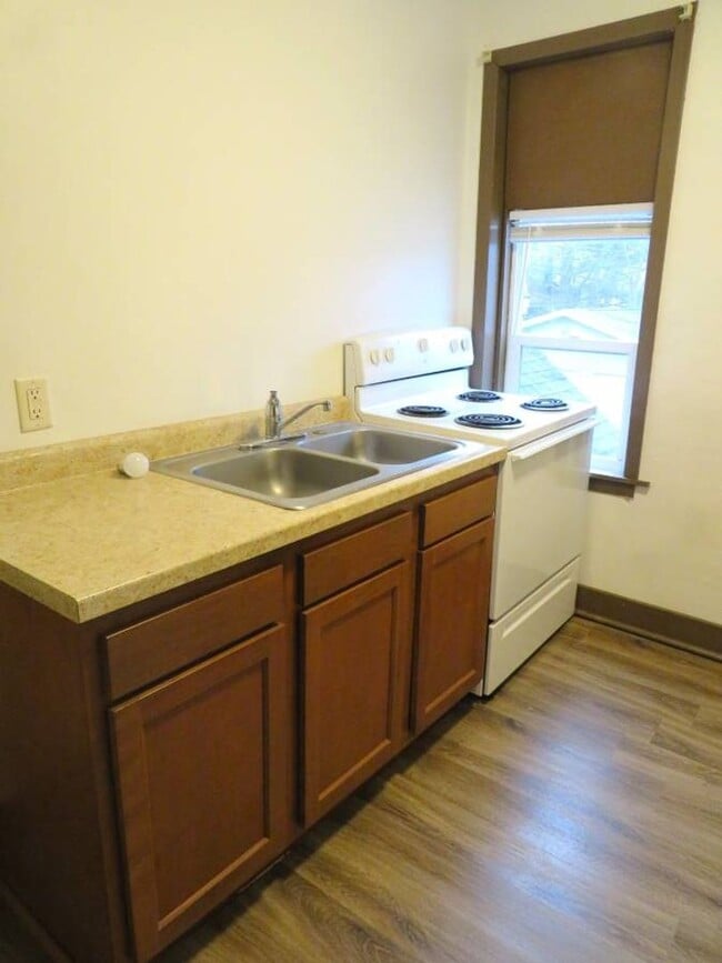 Building Photo - 1202 13th Ave E