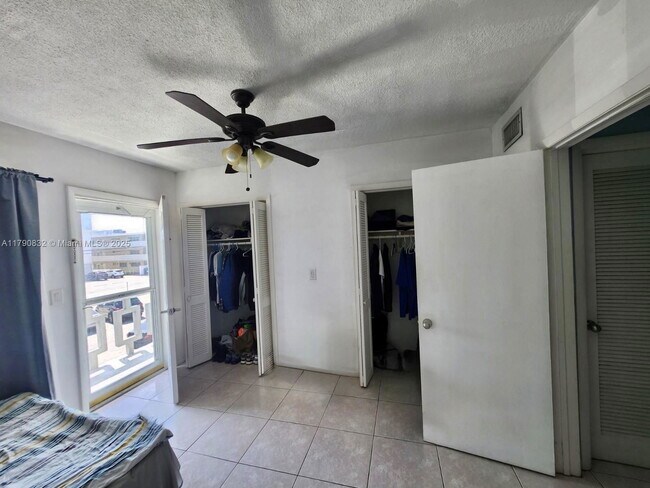 Foto del edificio - 467 Golden Isles Dr