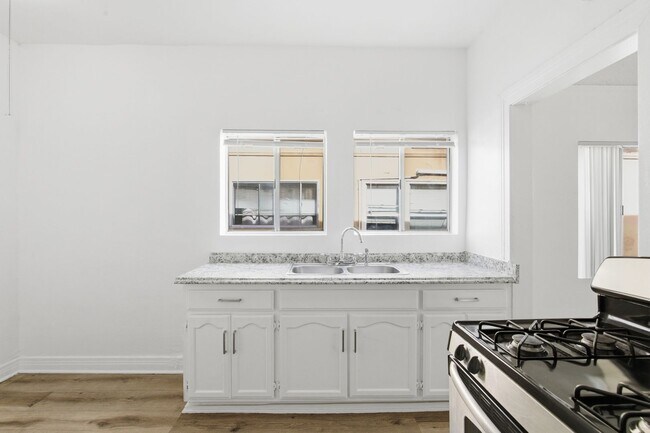 Foto del edificio - 707 W 48th St