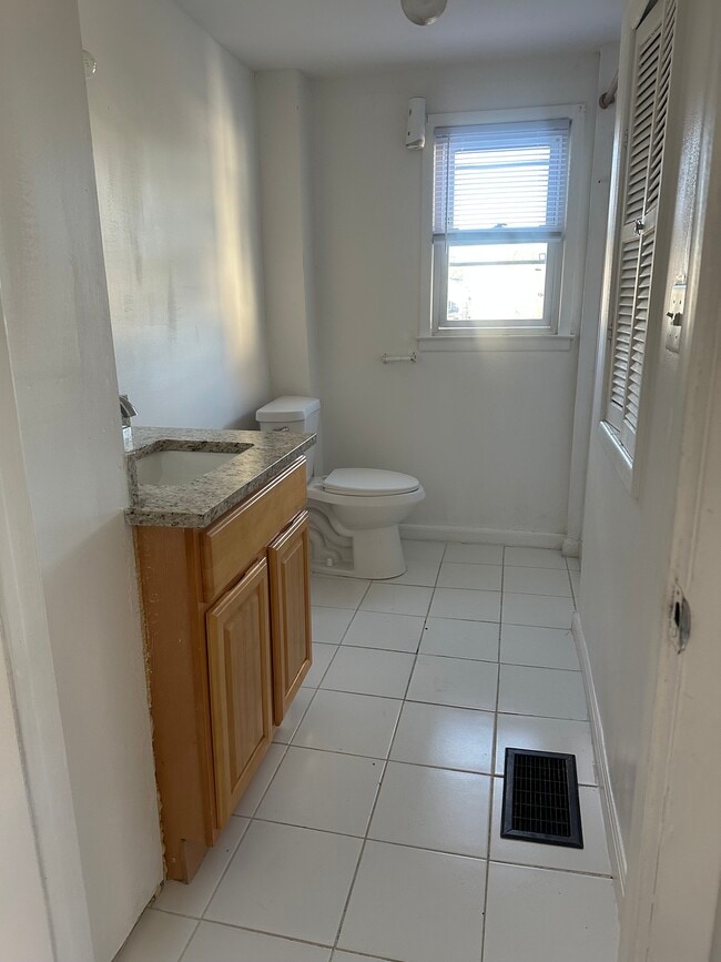 Building Photo - 131 Sayre St