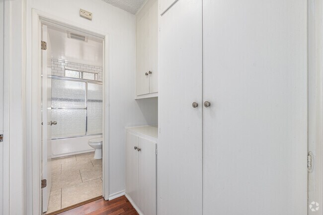 1 dormitorio, 1 baño - 800 pies cuadrados - Ropa de cama - 4565 Oakwood Ave