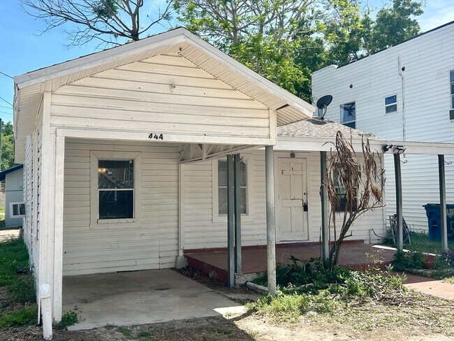 Foto del edificio - Two bedroom 1 bath home - 12th month free