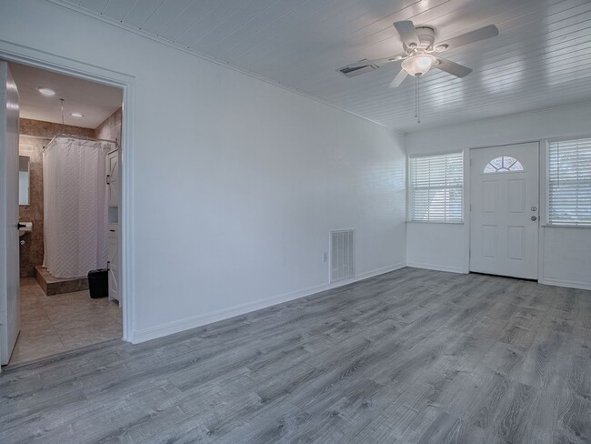 Building Photo - 2 bedroom 2 bath renovated gem in Mount Dora